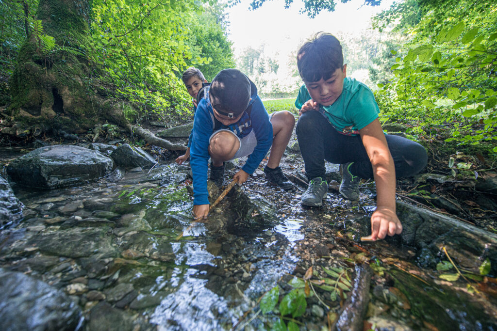 Kinder spielen am Wasser