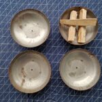 Vier Schalen, eine mit Holz